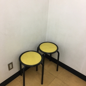 この椅子で授乳は難しいです