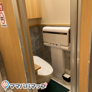 珈琲所コメダ珈琲店 赤坂一ツ木通り店の授乳室・おむつ替え台の写真(1枚目)
