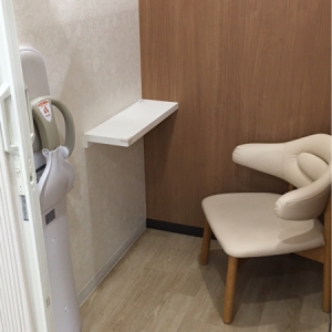 カーテンで仕切れる個室3部屋  その他コーナーソファーあり