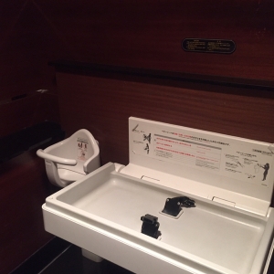 ベビーキーパーとオムツ交換台がありました。誰でもトイレなのでベビーカーごと入れます。