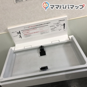 多目的トイレの中におむつ交換台が1つあります。