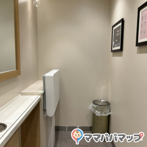 モザイクモール フードコート　トイレ内(1F)のオムツ替え台情報 画像2
