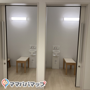 国内線搭乗ゲート前のベビールーム(2F)の授乳室・おむつ替え台の写真(1枚目)