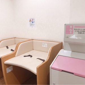 オムツ台隣にゴミ箱あり