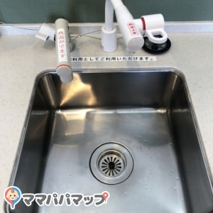 とても広くて綺麗で使いやすかったです。日曜日に利用しましたが空いていてゆっくり授乳することができました。給湯は蛇口からお湯が出るタイプでした。