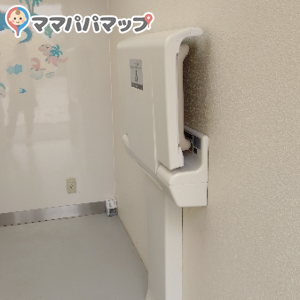 もみじ平総合公園・幼児用遊具前トイレ＆授乳室の授乳室・おむつ替え台の写真(1枚目)