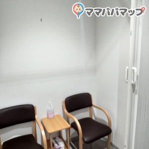 椅子は2つありますがアコーディオンカーテンは1つ