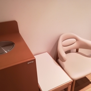 2階授乳室　イス一つ、ゴミ箱あり