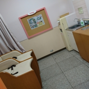 授乳室はカーテンのみ。水道、ゴミ箱もカーテンの内側…。