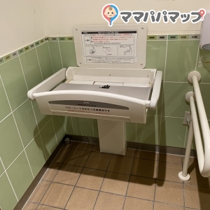 フードマーケットマム肉市場厚原店(1F)の授乳室・おむつ替え台の写真(2枚目)