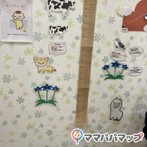 立ったままおむつ替え出来るスペースがありました。貸し出しベビーカー２台の並びに、マットが敷いてあります。荷物置き等のスペースはありません。