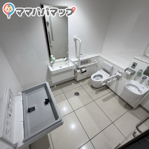 プレンティ第2駐車場（1階トイレスロープ近く）のオムツ替え台情報 画像1