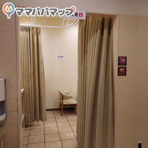 授乳室の隣はパウダースペースです