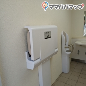 鹿島庚塚児童遊園 公衆トイレ(1F)のオムツ替え台情報 画像2