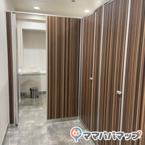 奥の個室のみ開いた状態をキープしてくれる設計なのでベビーカーの出入りはしやすいかと思います。幅だけ要注意です。