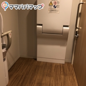 ラゾーナ川崎プラザ　1F 丸善の横(1F)のオムツ替え台情報 画像1