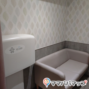 個室はカーテンでしめます。中に長ソファとおむつ台。ベビーカー入ってもスペース有り。
