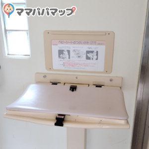 花のステージ近くの多機能トイレ内