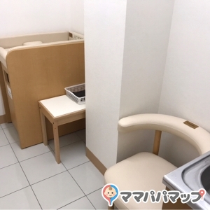 鍵のかかる一部屋に授乳チェアとオムツ替えベッド、シンクがあります。おむつを捨てる用の袋も用意してありました。