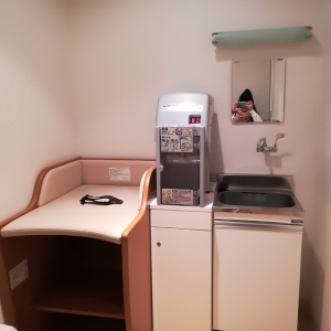 2階授乳室　給湯機、おむつ交換台あり