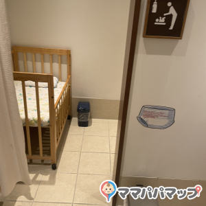 授乳室内にベビーベッドが1台あります