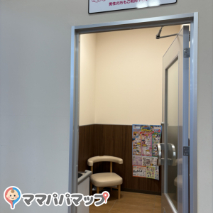 バースデイ亀岡店の授乳室・おむつ替え台の写真(1枚目)