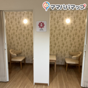 授乳室。ロック付きのカーテン