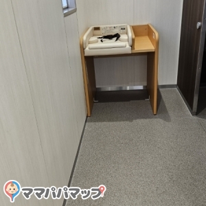 女子トイレ内おむつ台