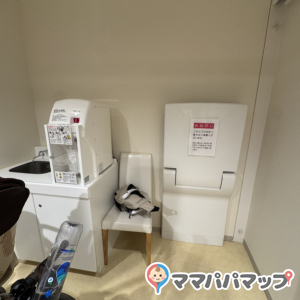 This place has 2 lactation room divided by a curtain and it’s very nice. It even has its own AC.  You don’t really have to eat at the restaurant, you can ask about the lactation room and they will take you back. All the workers are very nice and attentive