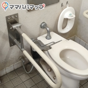 南千住第四児童遊園 多機能トイレのオムツ替え台情報 画像2