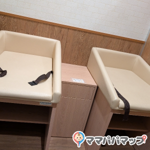 入ってすぐ左手にオムツ交換台が2台