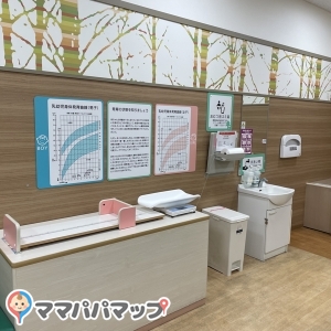 イオン洛南ショッピングセンター(2階 赤ちゃん休憩室)の授乳室・おむつ替え台の写真(3枚目)