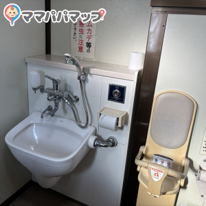 亀山公園　わんぱく広場(駐車場)のオムツ替え台情報 画像1