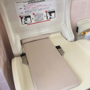 店外女子トイレのオムツ台