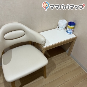 授乳用の椅子とテーブルです