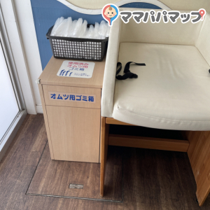 オムツ用ゴミ箱あり
