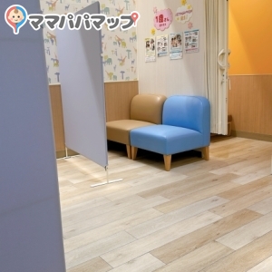 3階授乳室は個室が2つ、パーテーションで仕切られたソファーが4つあります。