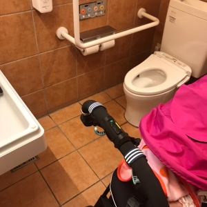 オムツ台広げてもベビーカーで楽々入れます。