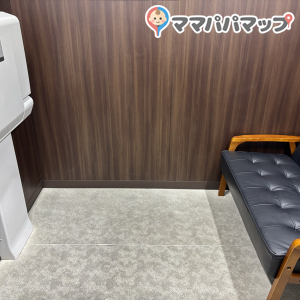 ビックカメラ天神２号館(1F)の授乳室・おむつ替え台の写真(1枚目)