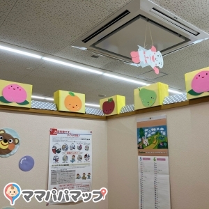 授乳室内部から撮りました。壁の上部はあいているので、子ども達の声やおもちゃの音がほぼダイレクトに聞こえます。