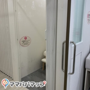 授乳室は4部屋！個室は鍵付き、大きなゴミ箱、授乳イス、テーブル