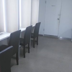 女性トイレ入口のパウダーコーナー