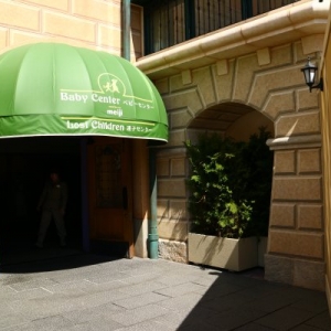 中はかなり広く、数組が広々スペースを使えます。調乳用のお湯やレンジ、冷ますための氷水も用意されているのでかなり便利です。 