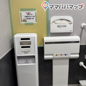 おむつ交換台とおむつ専用ゴミ箱、ペーパーシート
