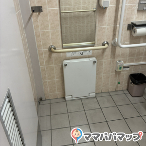 多目的トイレに着替えボードがあります