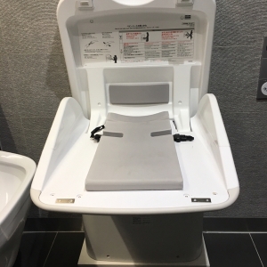 多目的トイレ内に簡易オムツ台あり