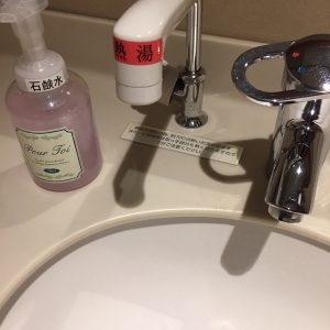 調乳用のお湯の蛇口、ハンドソープ