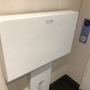 多目的トイレ内おむつ交換台