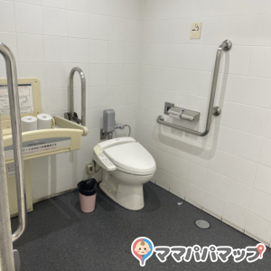 天六店　トイレ２階(2F)のオムツ替え台情報 画像1