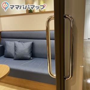 大きめのソファーと机